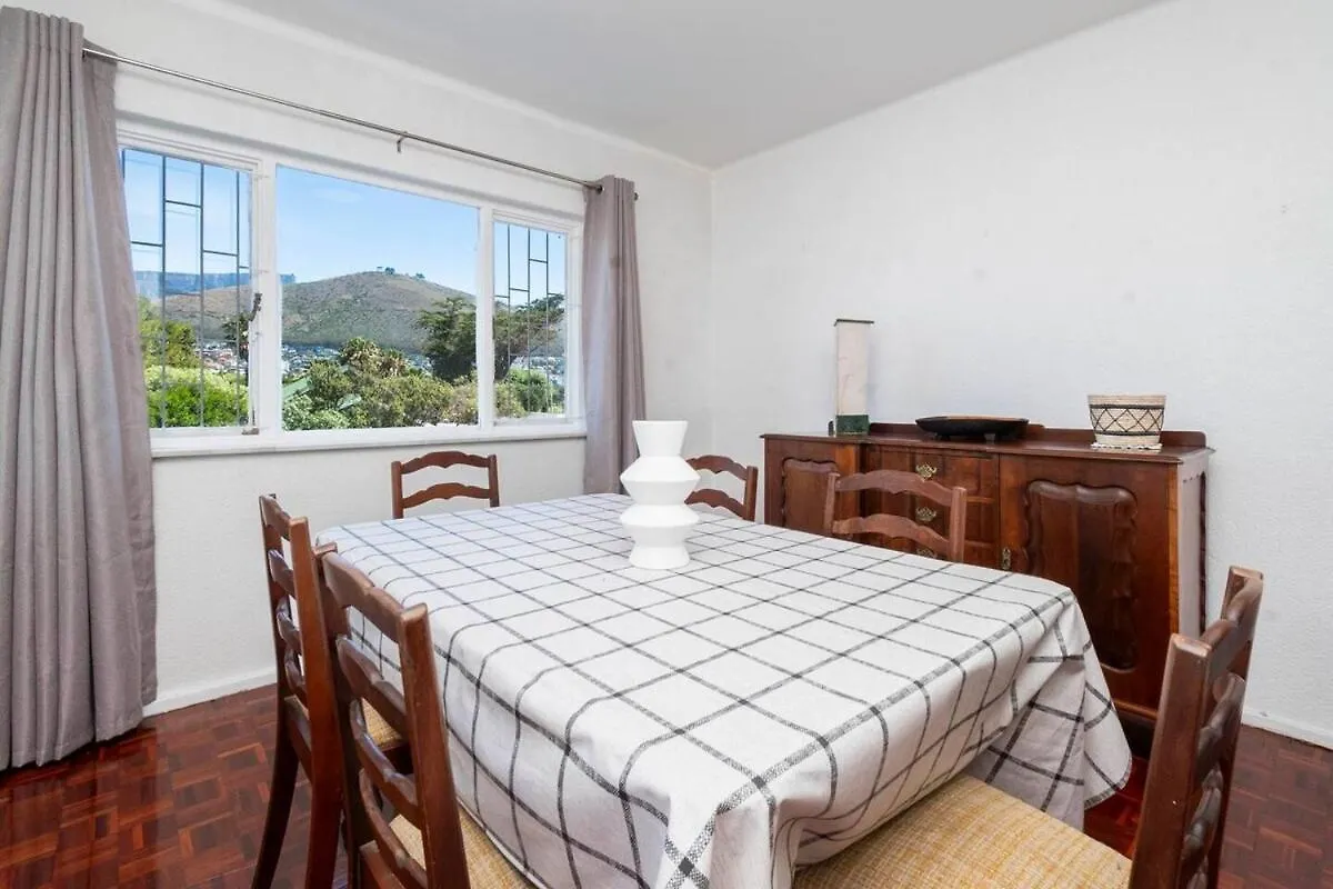 Spacious 2-Bed - Mouille Point Cape Town Apartment