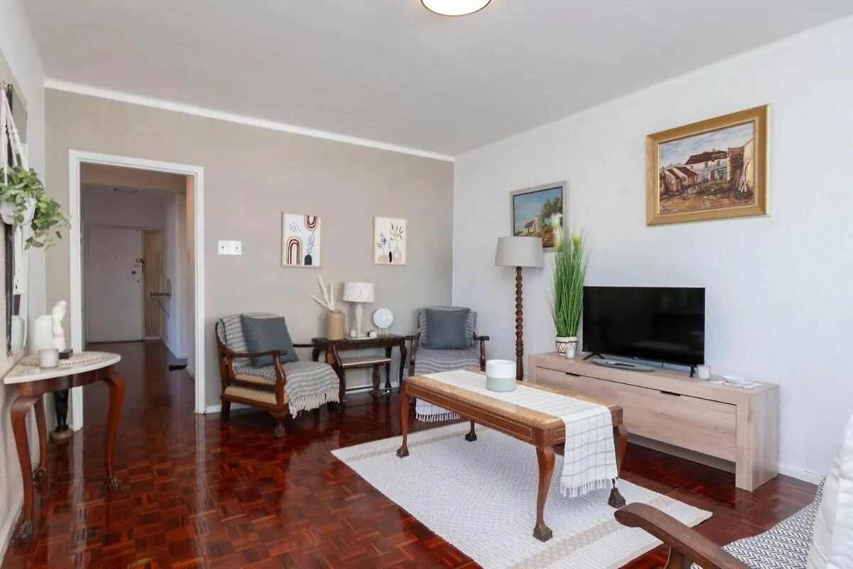 Spacious 2-Bed - Mouille Point Cape Town Apartment