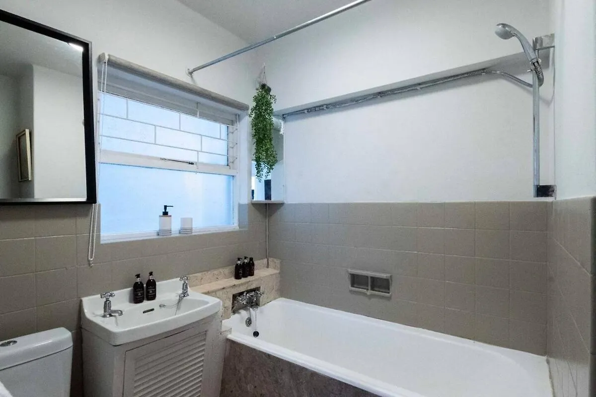 Spacious 2-Bed - Mouille Point Cape Town Apartment